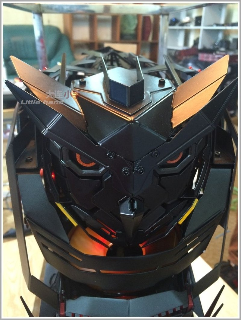 Illustration for article titled Custom Steel PC Case Looks Like A Weird Transformer